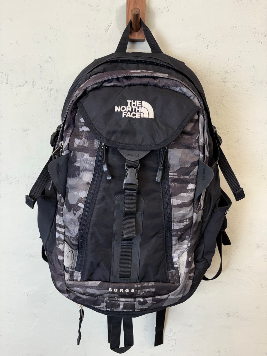 노스페이스 서지 백팩 블랙 카모 상품이미지3