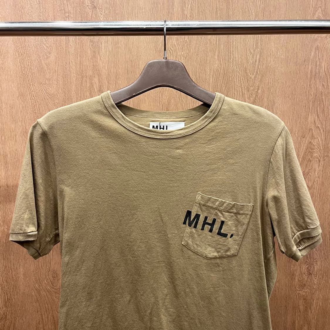 마가렛 호웰 반팔 티셔츠 로고 프린팅 체스트 싱글 포켓 디테일 카키 상품이미지4