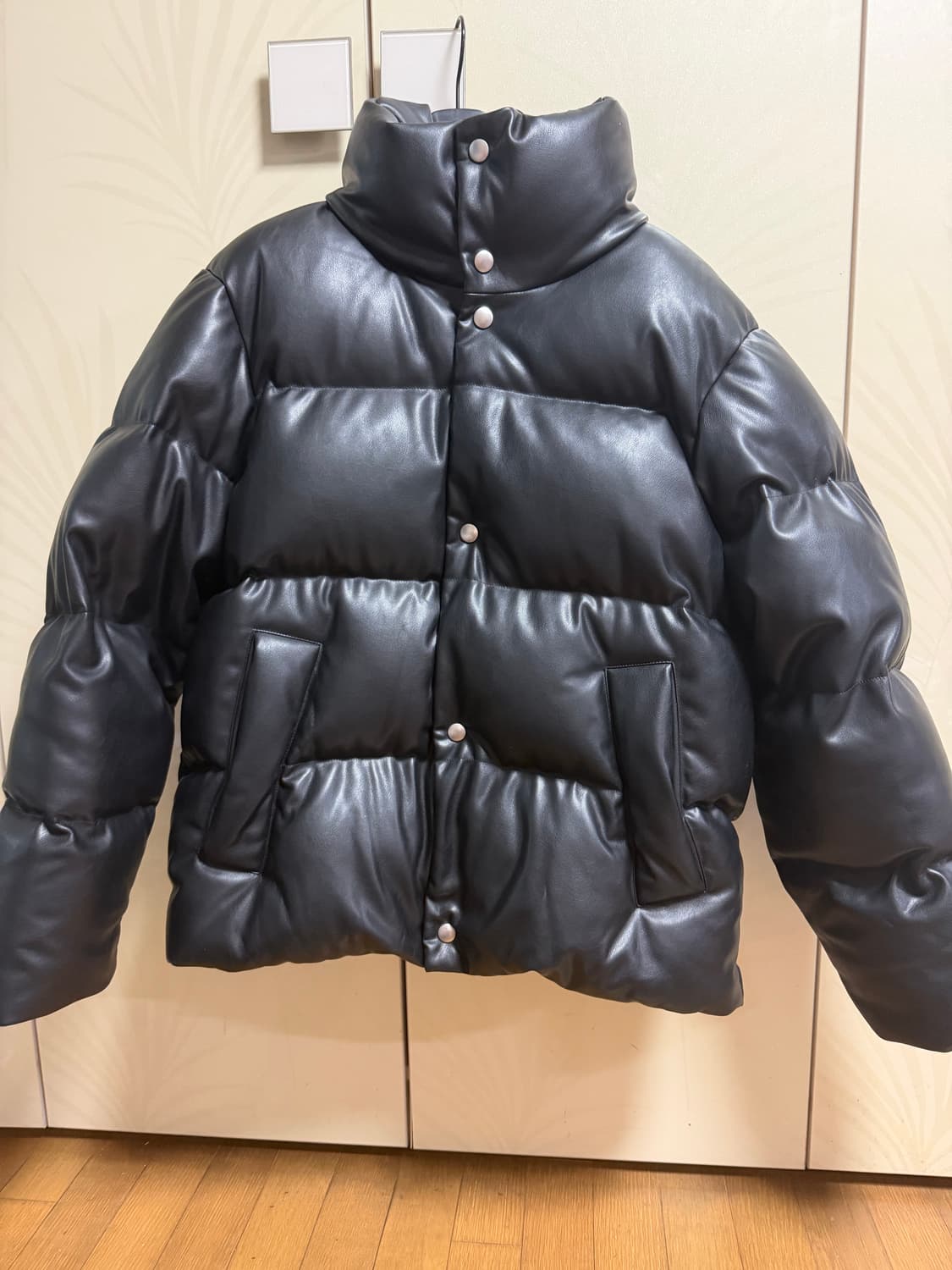 산드로 에코레더 구스다운패딩 판매합니다. 상품이미지1