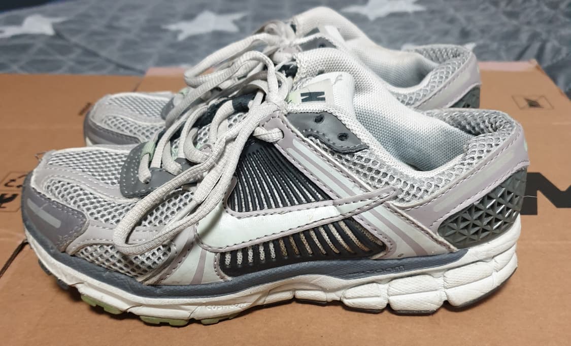 나이키 줌보메로5 코블스톤&플랫퓨어 스니커즈 (225) 상품이미지2