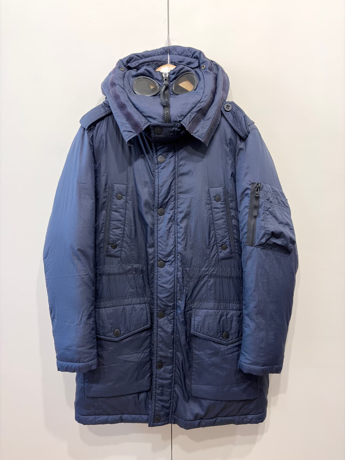 C.P. 컴퍼니 고글 하프 다운 패딩 자켓 상품이미지1