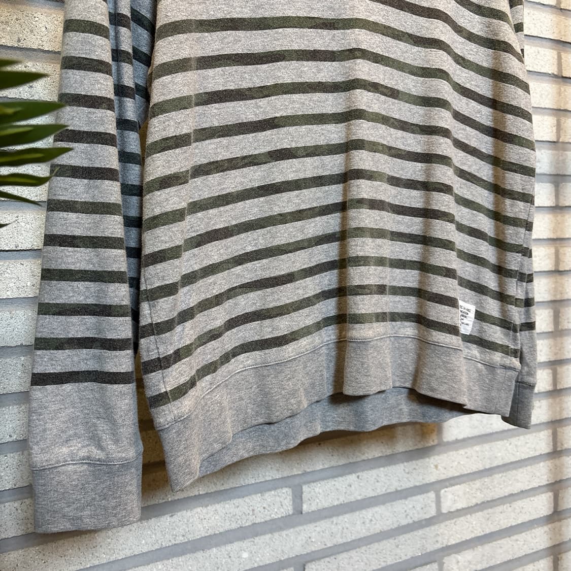 빔즈 스프라이프 스웻셔츠 카모패턴 라벨패치 디테일 그레이 상품이미지5