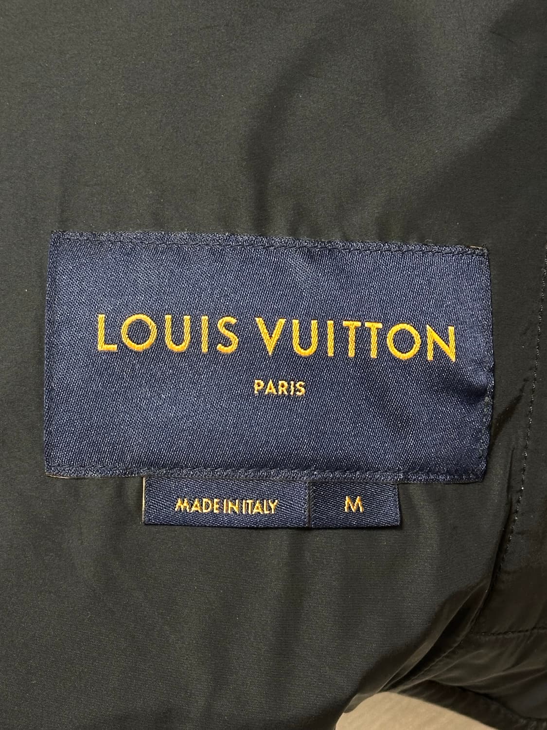 루이비통 보이후드 푸퍼 조끼패딩 M(105-110) 블랙 상품이미지2