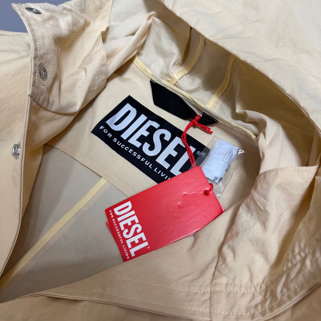 디젤(DIESEL) 22ss 아이보리컬러 서클로고 후드 루즈 모즈 코트 상품이미지3