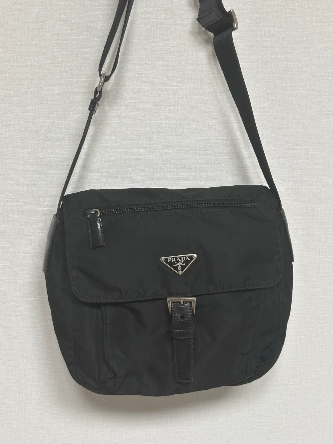 프라다 블랙 버클 메신저백 크로스백 주우재백 상품이미지1