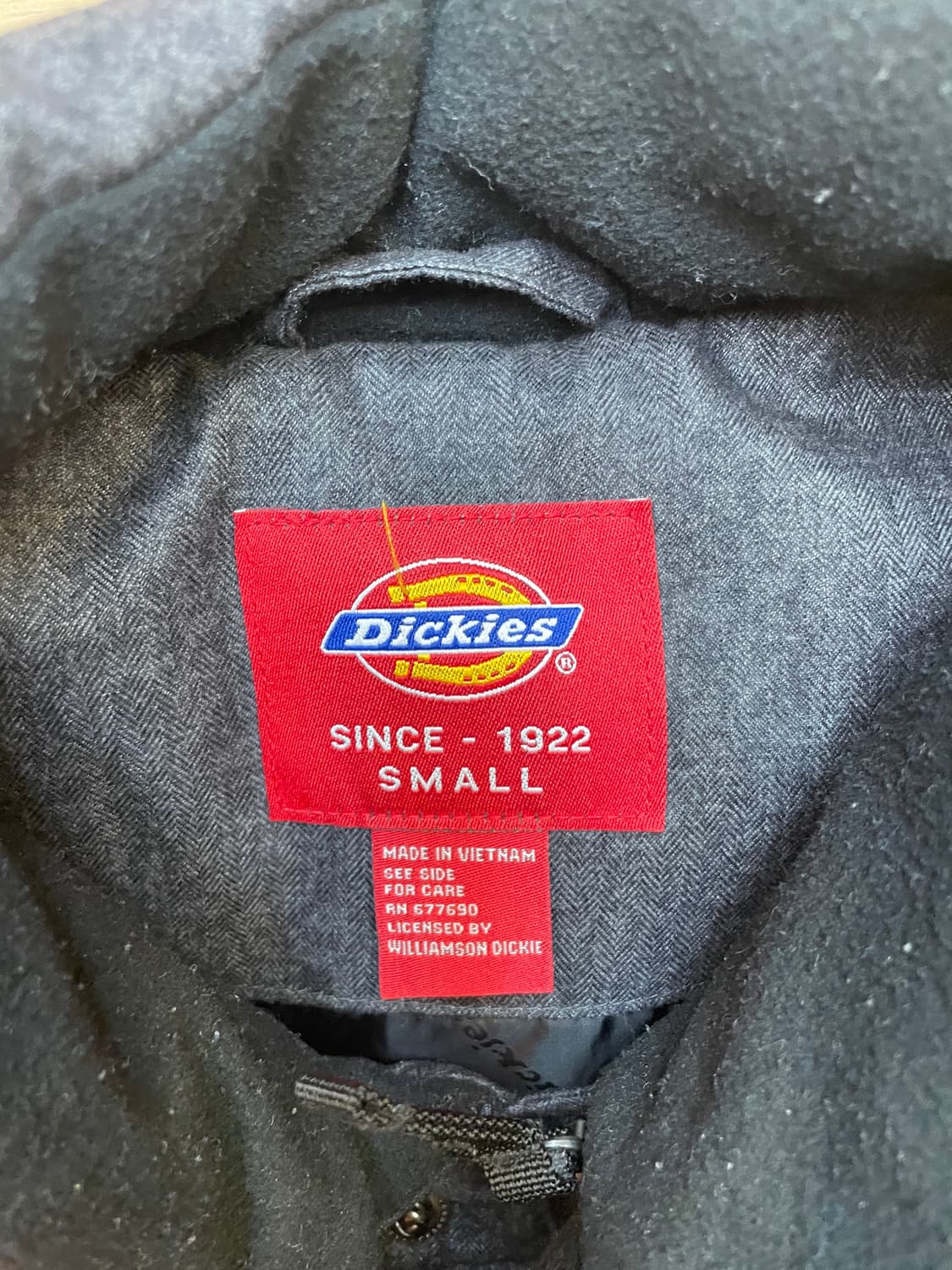 딕키즈 패딩 조끼 S 사이즈입니다. 차콜과 회색이 섞인 오묘한 색상이 고 상품이미지4