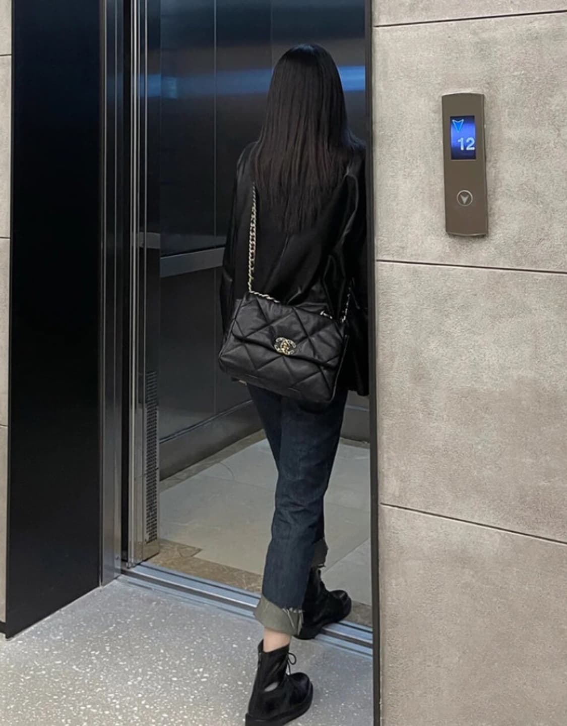 [새상품] 샤넬 19백 플랩백 램스킨 금장 상품이미지3