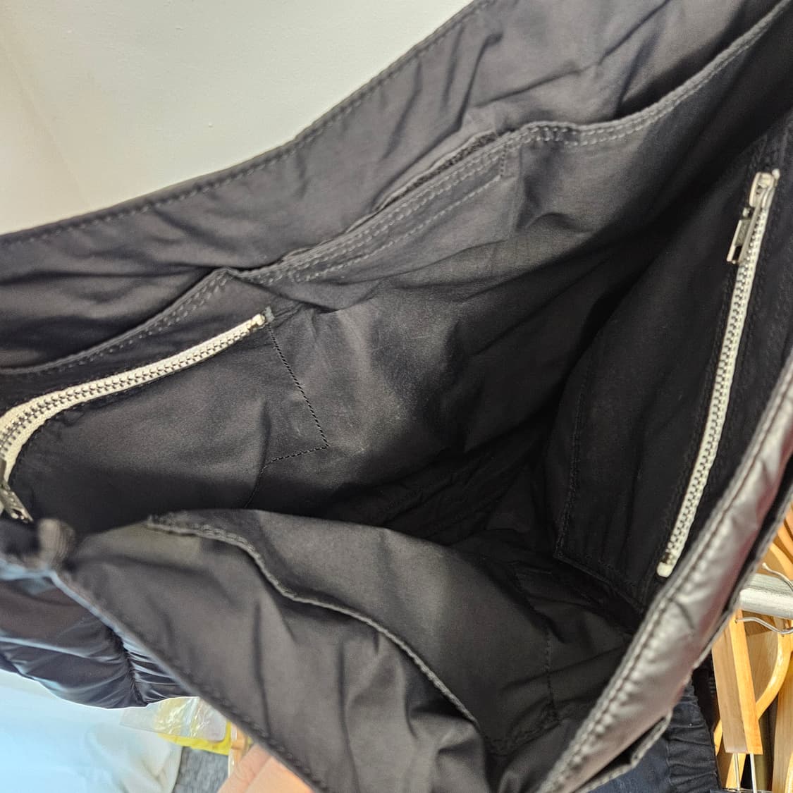 PORTER 검정 유광 크로스백 상품이미지3