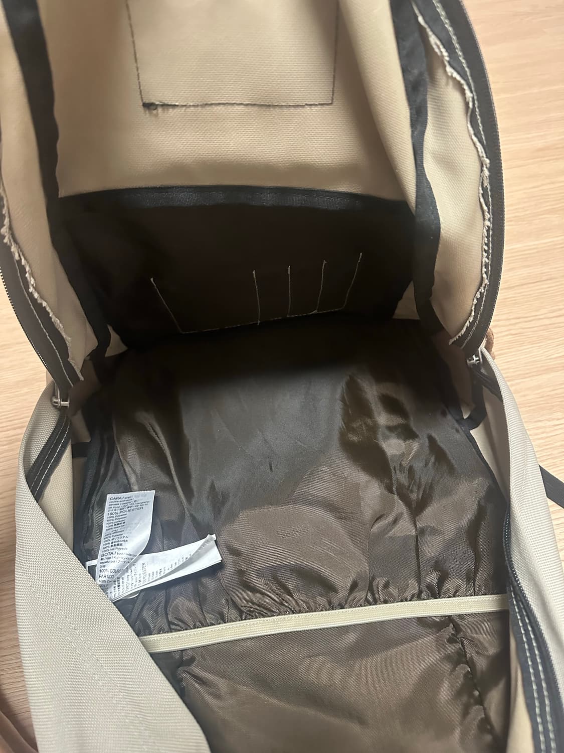 잔스포츠 라이트백 백팩 베이지 색상입니다 사진처럼 상태 좋으며 눈에띄는  상품이미지4