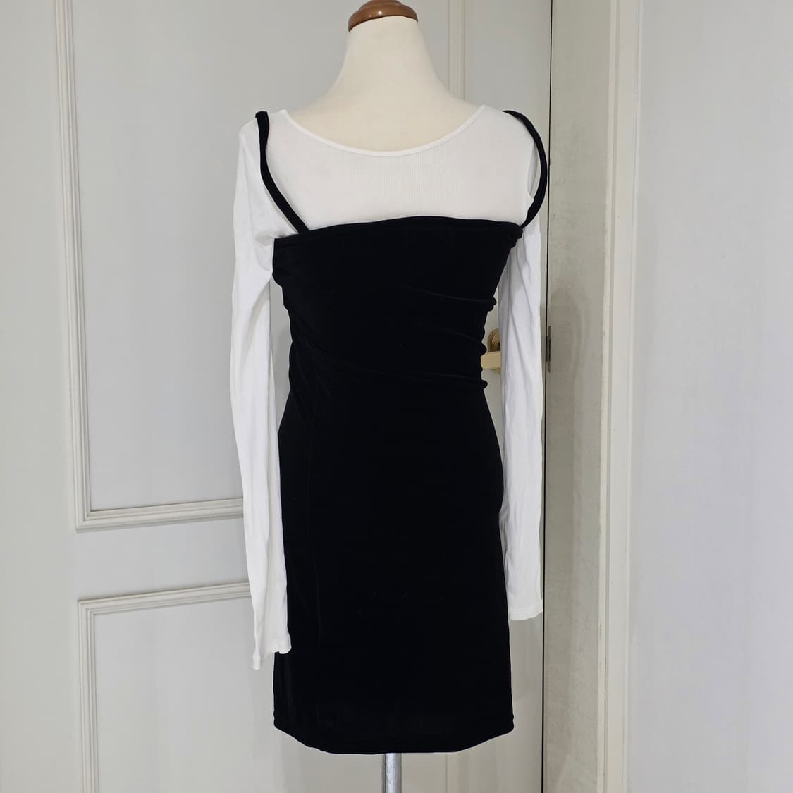 GU 일본 연말하객룩 코디세트) 벨벳미니꼬임뷔스티에원피스 긴팔화이트슬리브 상품이미지4