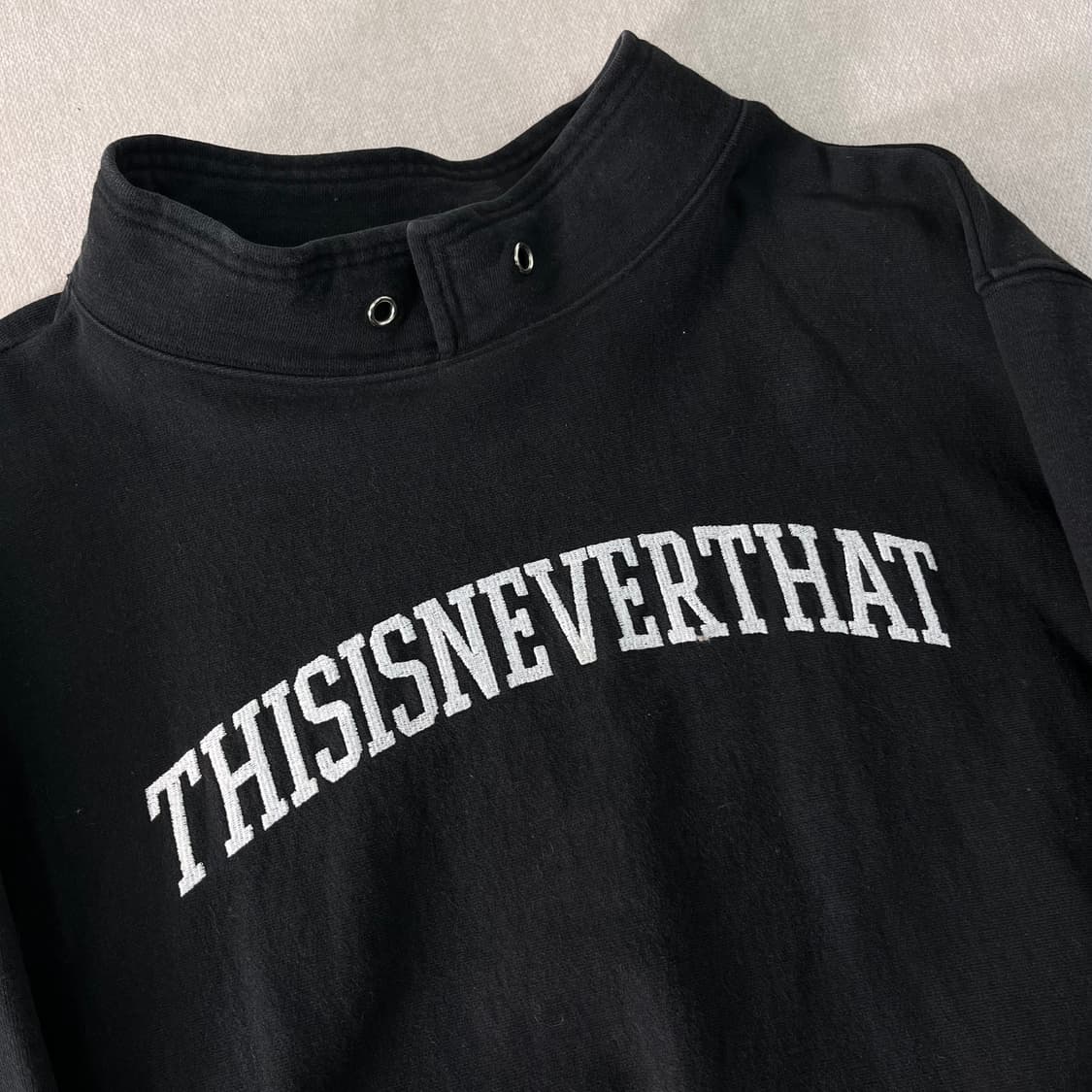 105 디스이즈네버댓 자수로고 카라넥 맨투맨 상품이미지2