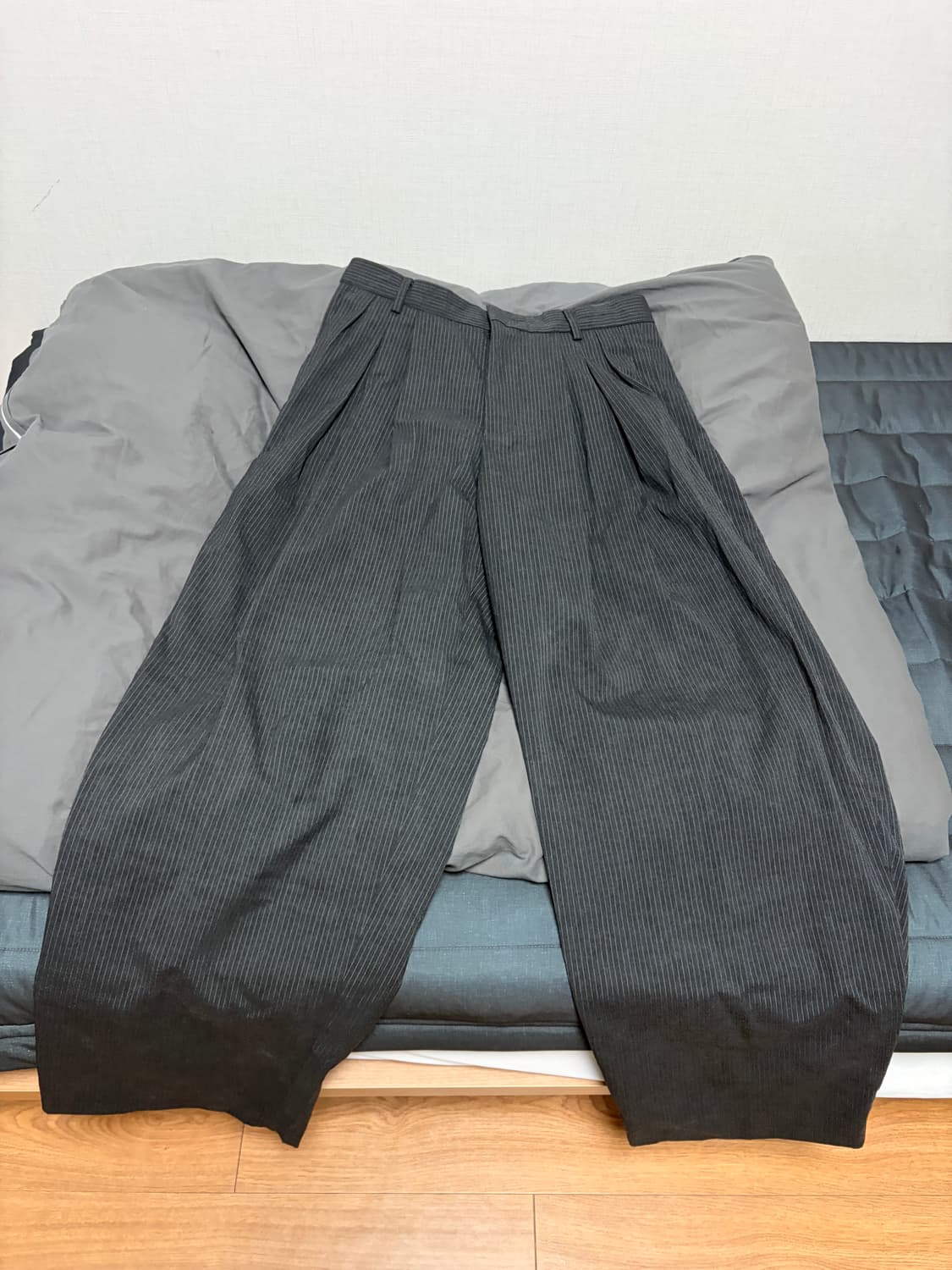 주앙옴므 핀 스트라이프 매드플리츠 와이드 트라우저 (차콜) (S사이즈) 상품이미지5