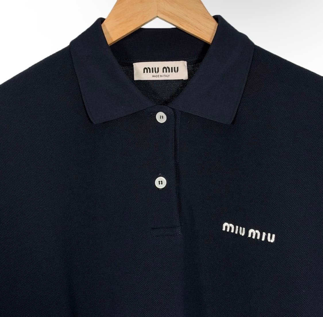 [S] 미우미우 24ss 자수 로고 코튼 폴로 피케 반팔 티셔츠 네이비 상품이미지4