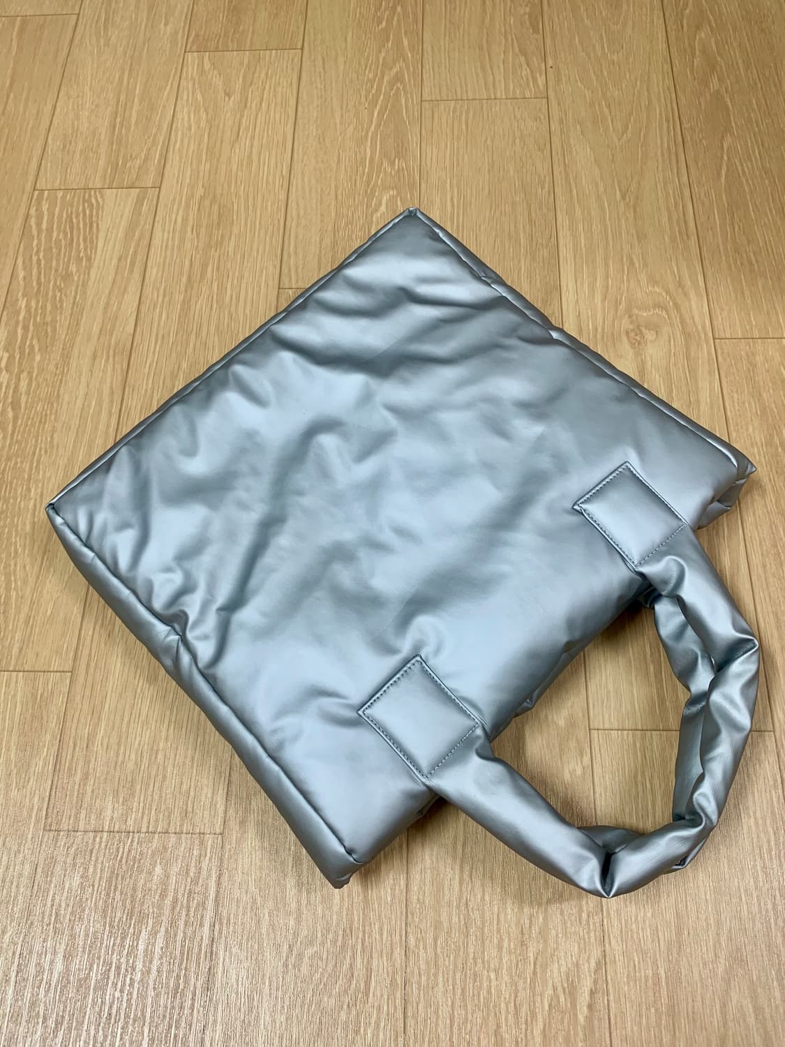 실버 패디드 토트백 상품이미지1