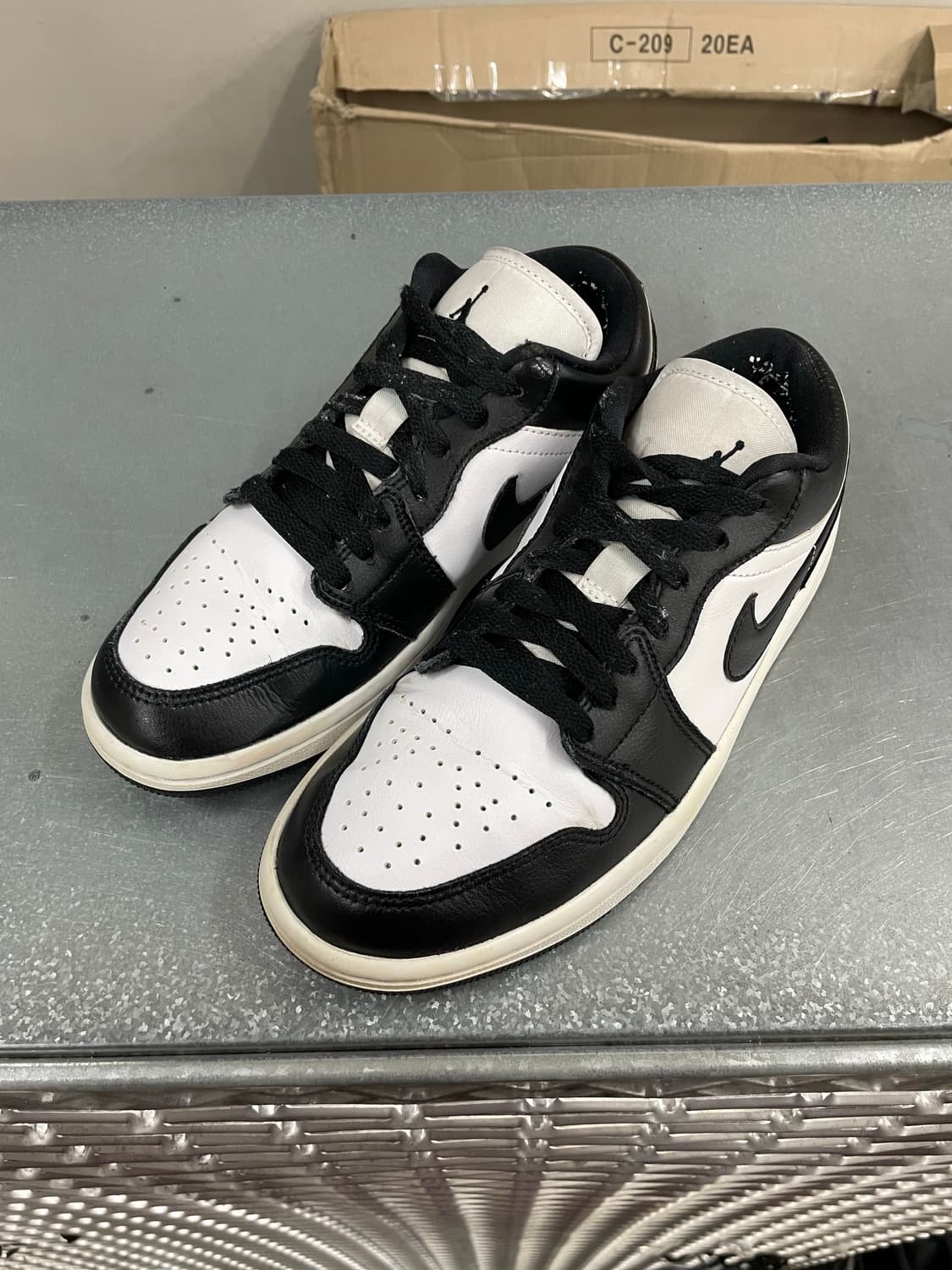 나이키 조던 1 로우 블랙 앤 화이트 240 상품이미지2
