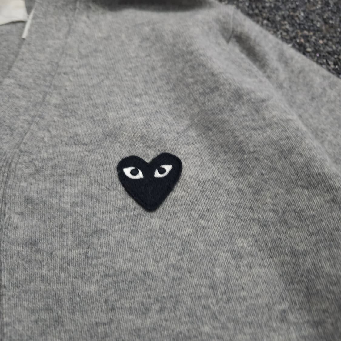 꼼데가르송 플레이 블랙 와펜 미니멀 가디건 (M) 상품이미지3