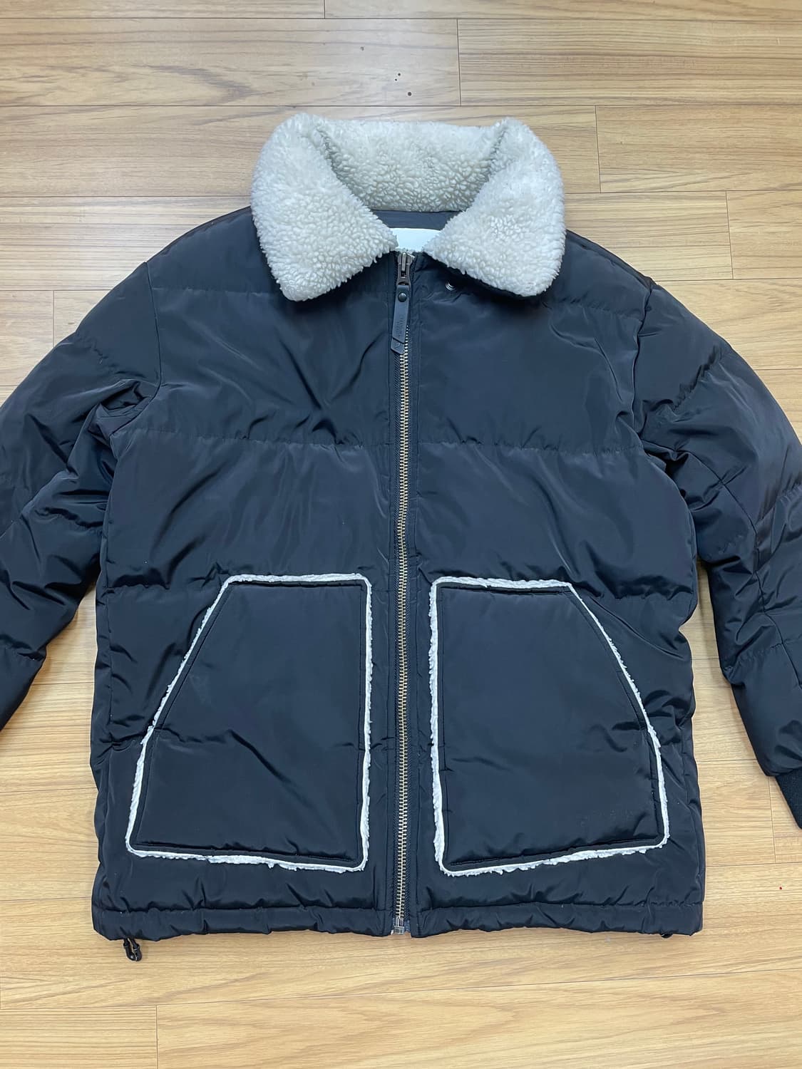 빈폴스포츠 양털 카라 숏패딩 90사이즈입니다. 카라와 주머니에 양털 디테 상품이미지1