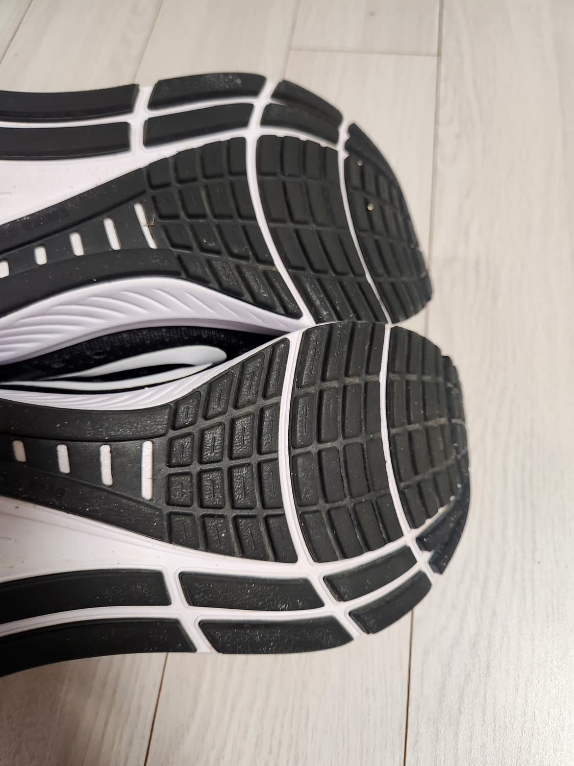 나이키 에어 줌 스트럭처 23 CZ6721-001 사이즈235

러닝화/ 상품이미지9