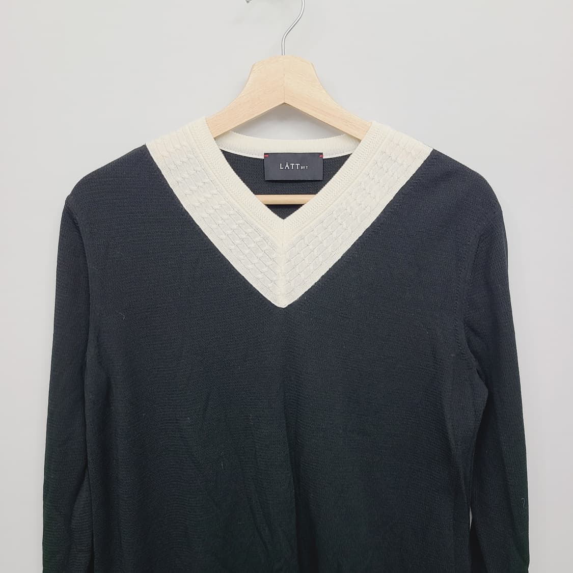 한섬 래트 바이 티 배색 브이넥 케이블 니트 블랙 90 상품이미지3