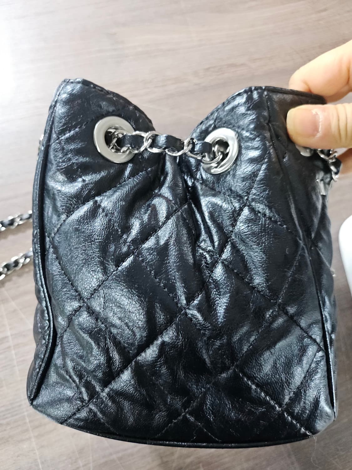 마뗑킴 스터드 미니 퀼팅 버킷백  블랙 숄더 크로스백 상품이미지3