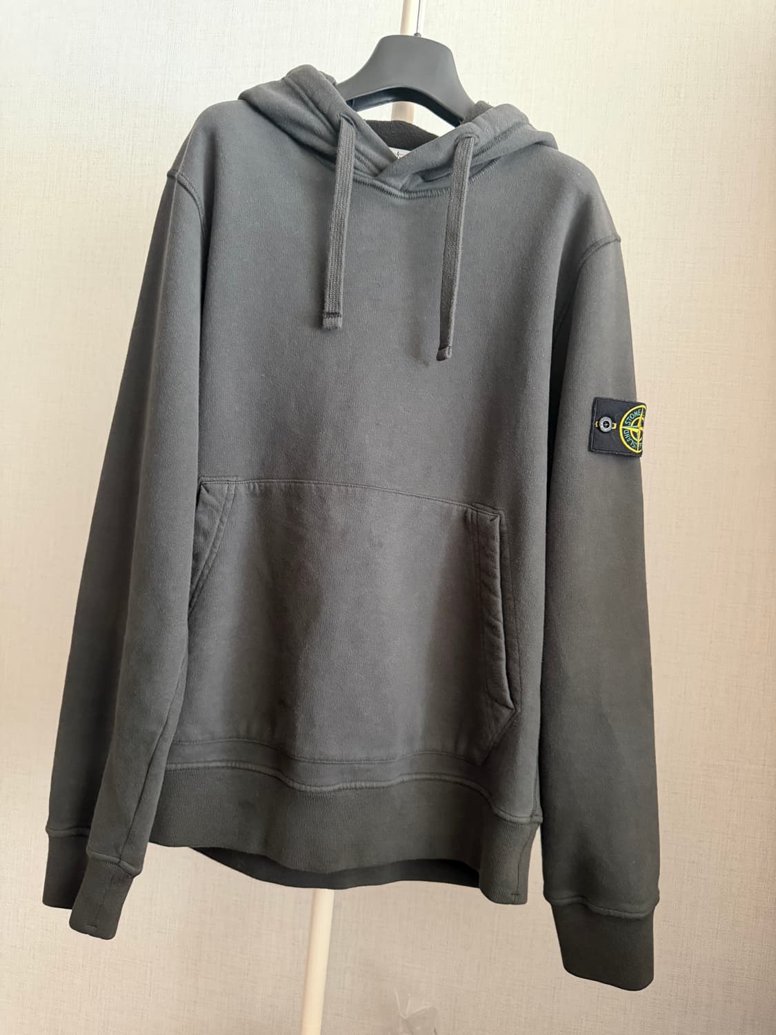 스톤 아일랜드 차콜 후드티 상품이미지1