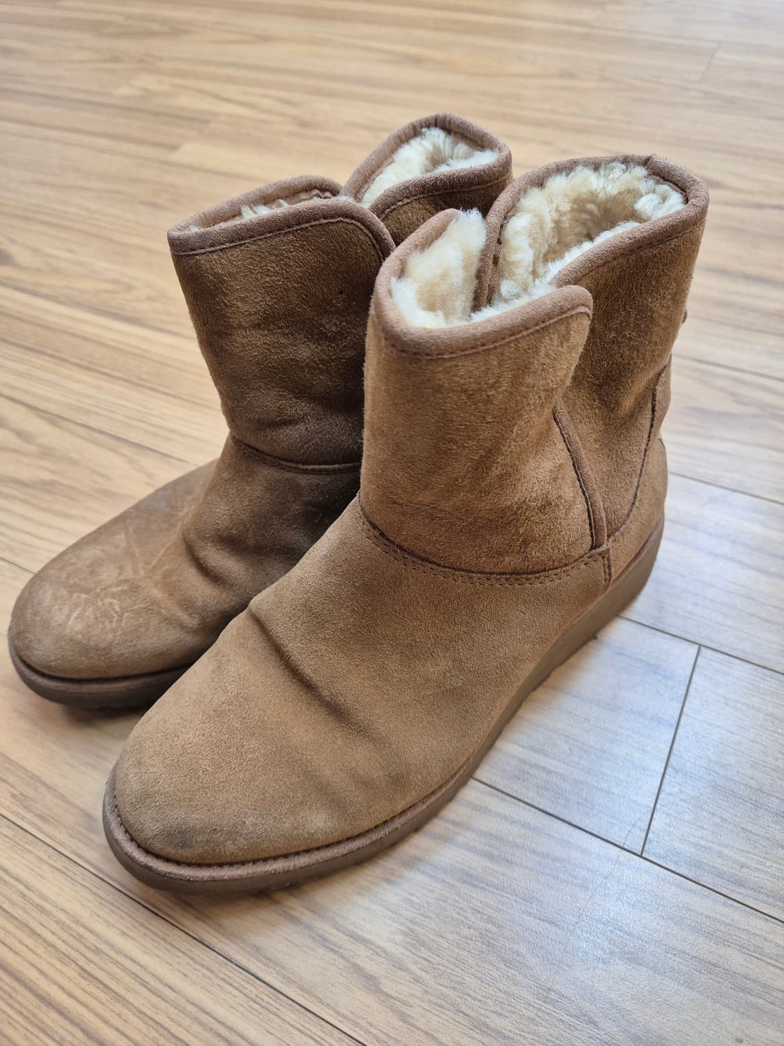 어그 브라운 부츠 245mm입니다. 
부츠 안쪽에 털이 있어서 따뜻하게  상품이미지1