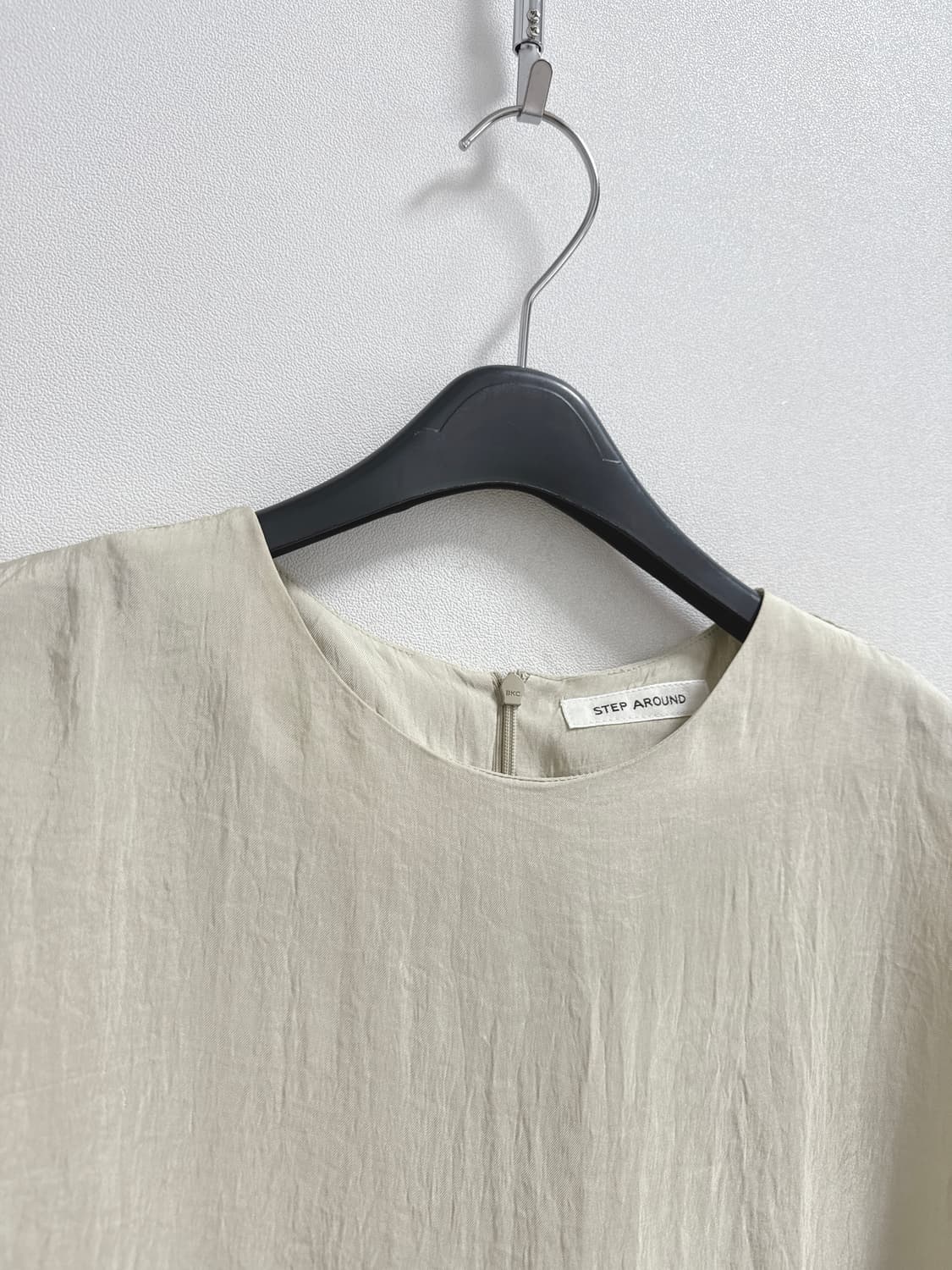 스텝어라운드 라운드넥 블라우스  상품이미지4