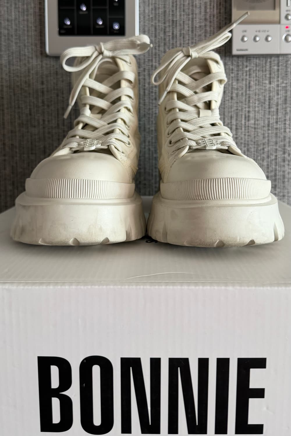 슈콤마보니 청키 플랫폼 워커 스니커즈 아이보리 유광 가죽 키높이 235 상품이미지3