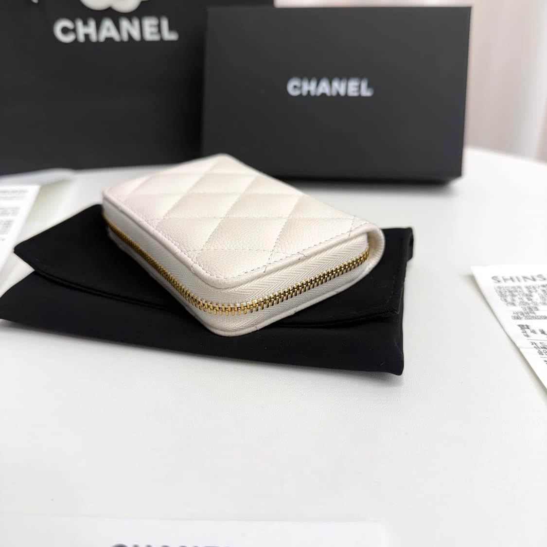 [26년/ 백화점] 샤넬 클래식 CC 로고 캐비어 지퍼돌이 지갑 화이트 상품이미지8
