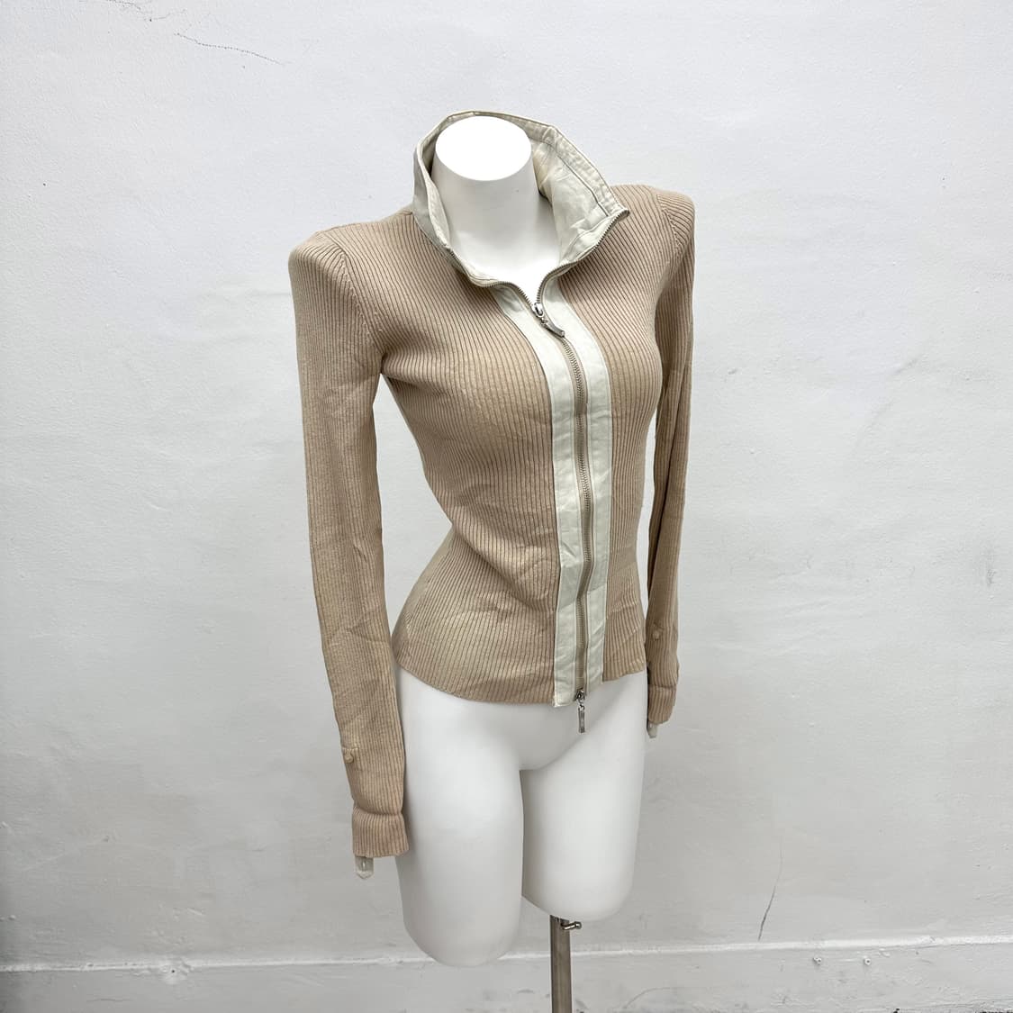 case beige detail zip 상품이미지1