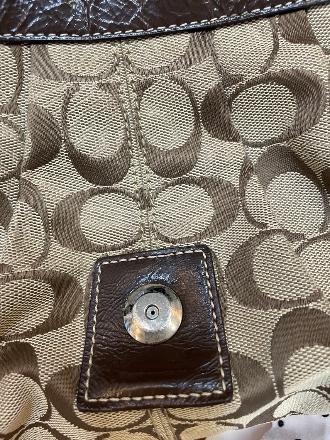 코치 시그니처 숄더백 판매합니다. 브라운 색상에 코치 시그니처 패턴이 고 상품이미지5