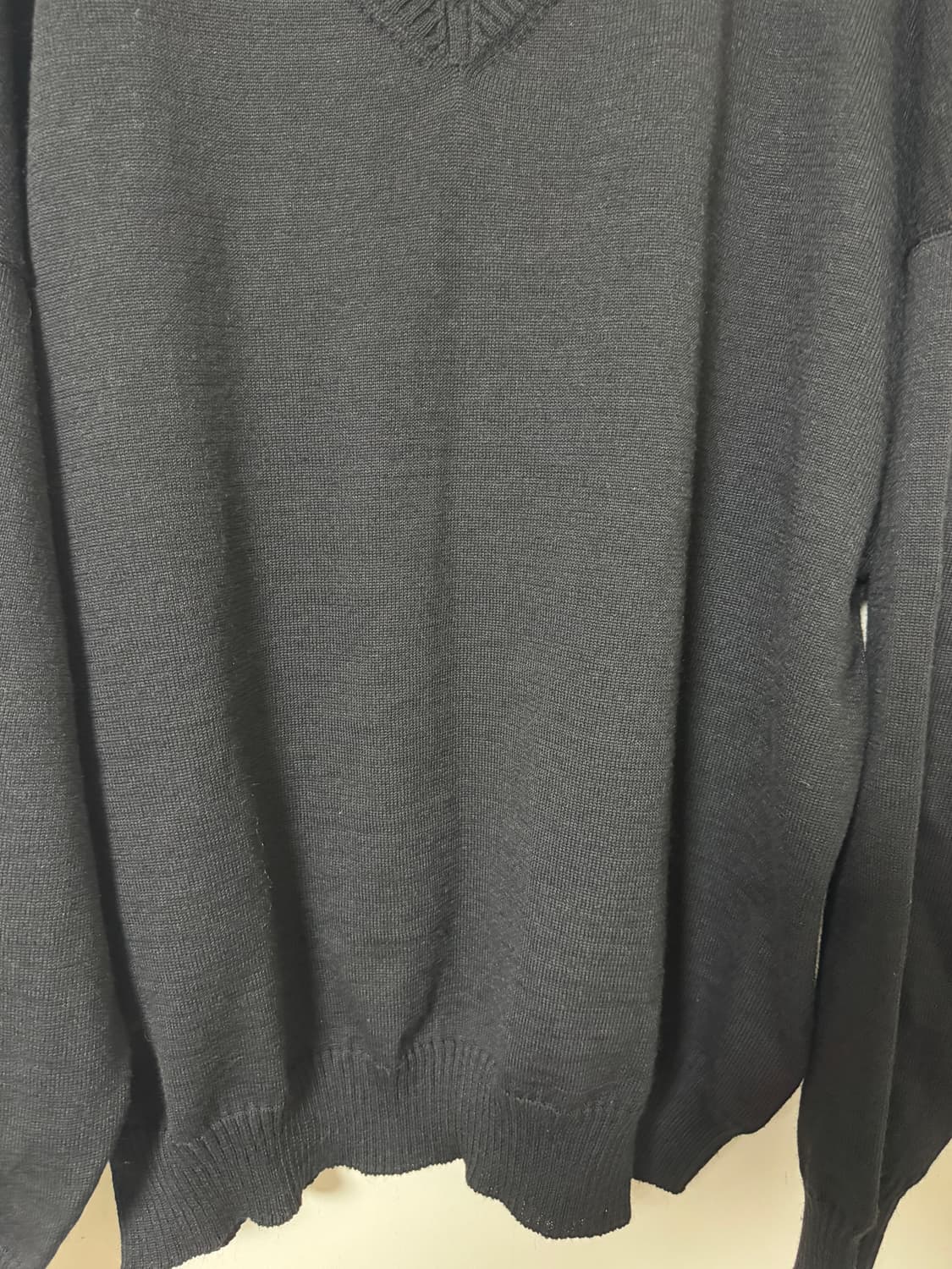 [3] 비즈빔 앰퓰러스 브이넥 니트 블랙 상품이미지4