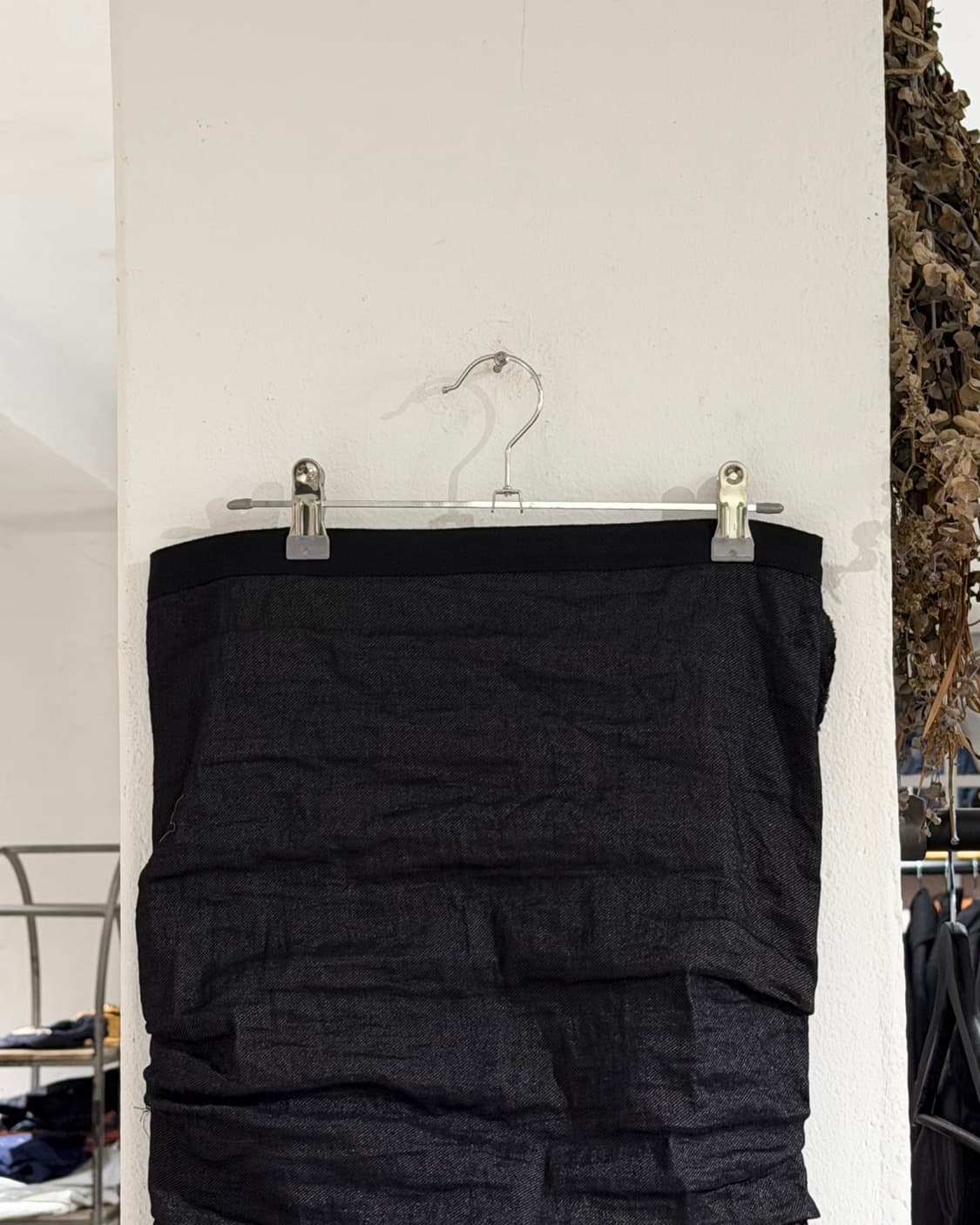 랑방 블랙 드레이프 미디 스커트 상품이미지2