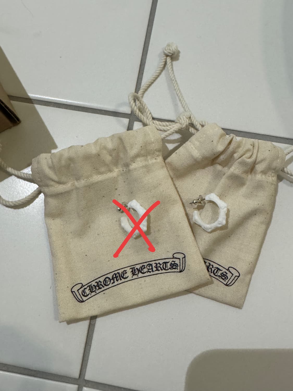 크롬하츠 실리크롬 ch 후프 이어링 화이트 상품이미지1