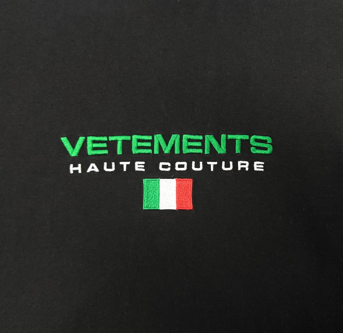 VETEMENTS 베트멍 이탈리아 오뜨꾸뛰르 그린컬러 자수로고 블랙 티셔 상품이미지3