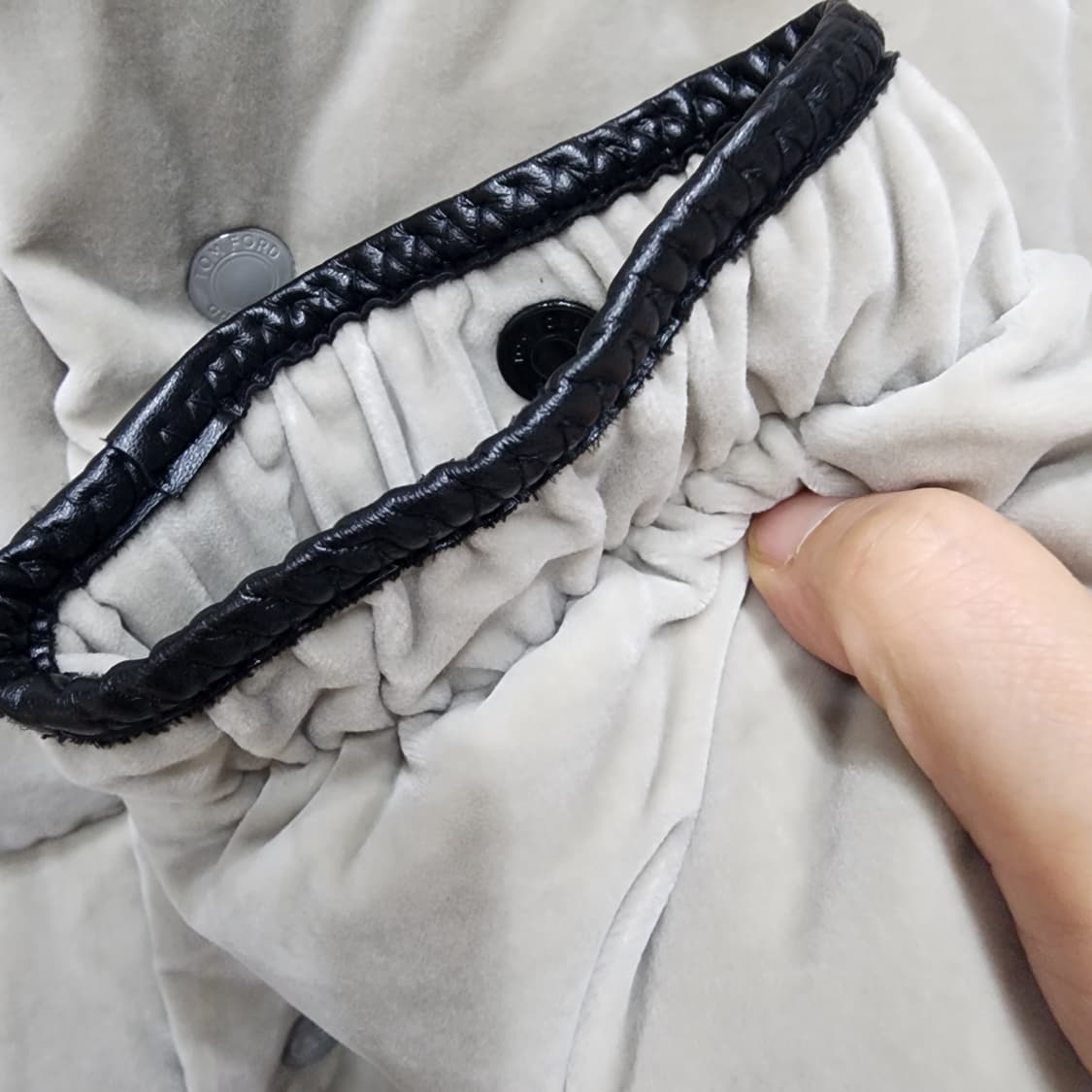 톰포드 벨벳 구스다운 푸퍼 롱패딩 48사이즈 상품이미지4