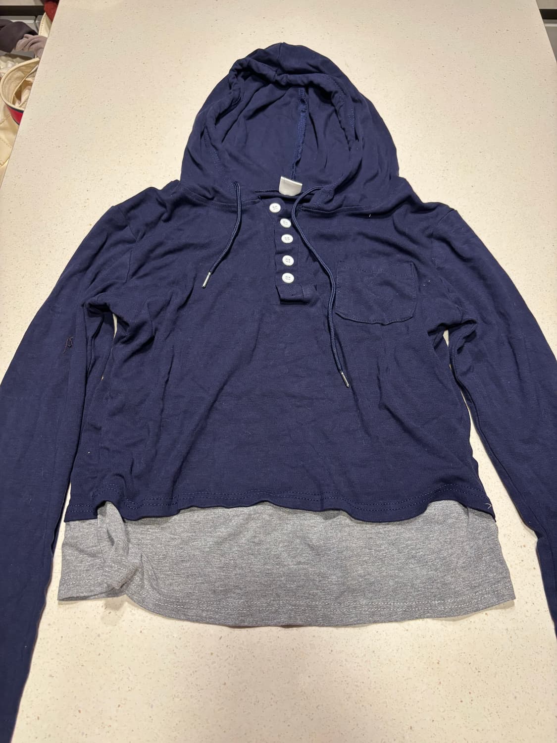 네이비/회색 배색 후드 헨리넥 긴팔 티셔츠 상품이미지1