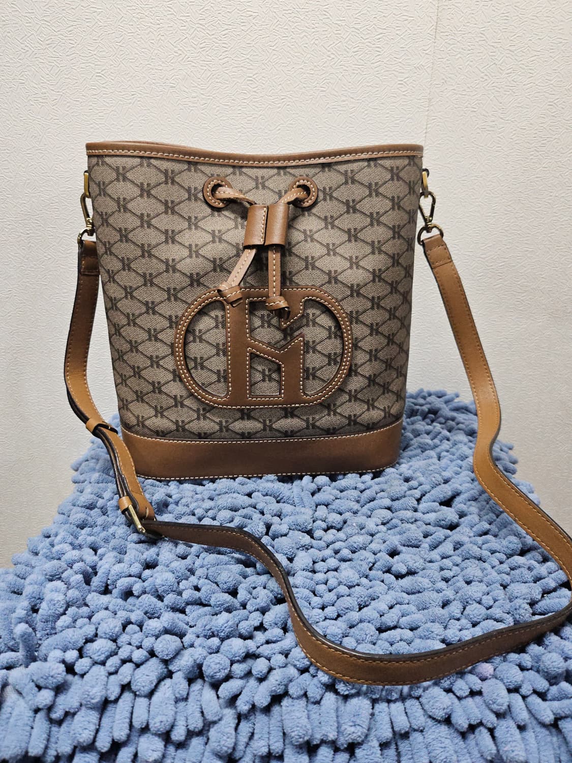 헤지스 헤리아토H 레더 패치 시그니처 패턴 버킷백21*23*13 상품이미지1