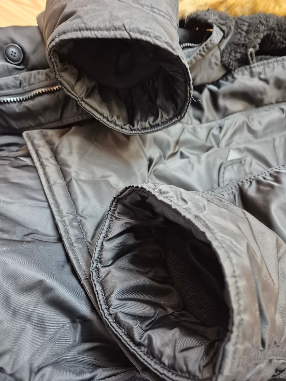 알파인더스트리 블랙 색상 패딩 XL 사이즈입니다. 후드에 털이 달려있어  상품이미지7