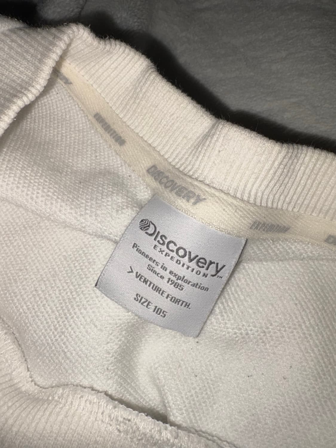 디스커버리 맨투맨 화이트 상품이미지2