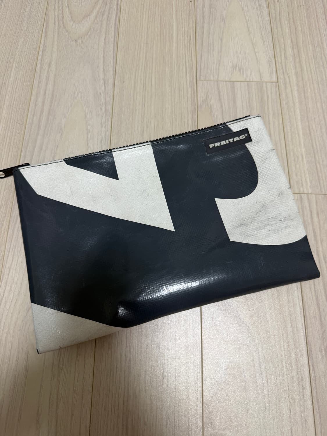 프라이탁 척 흰검 상품이미지1