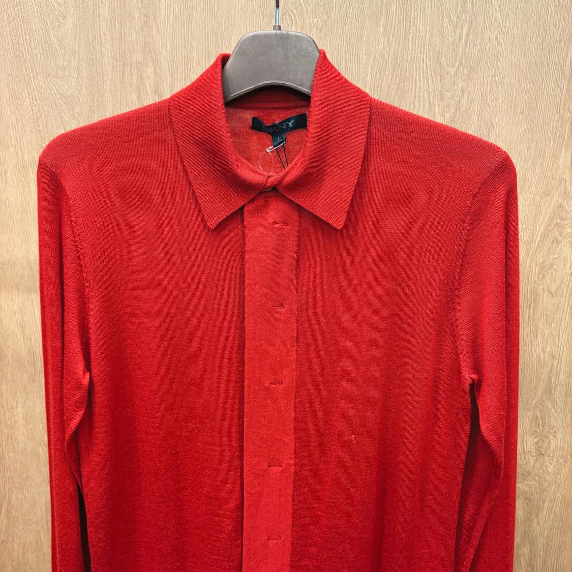 도나카란 뉴욕 긴팔 울 니트 셔츠 카라 히든 버튼 플라켓 디테일 레드 상품이미지4