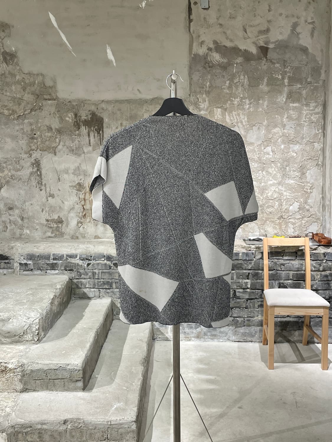 헬무트랭 그레이 스티플링 텍스쳐 크루넥 하프 니트 상품이미지6