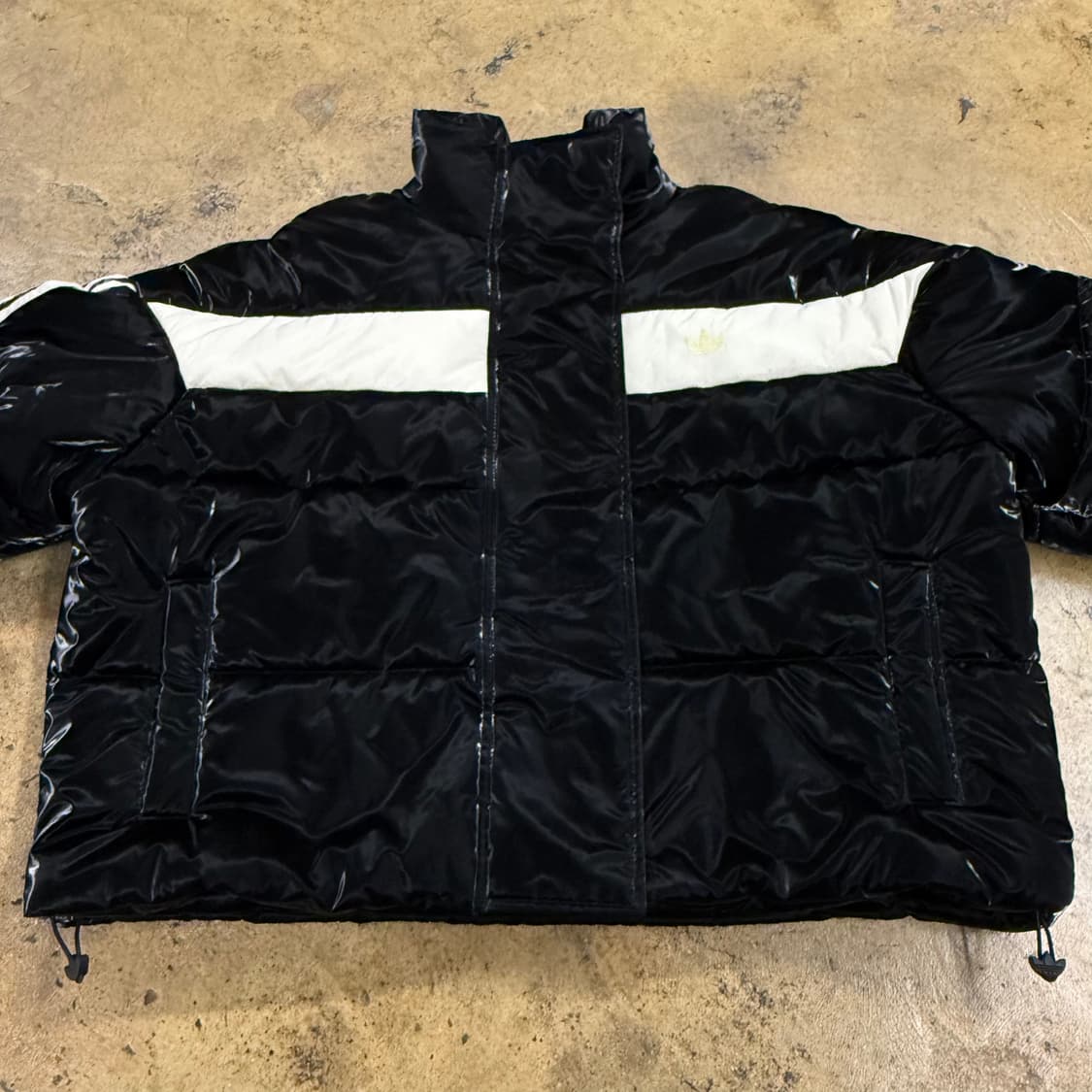 아디다스 블랙 유광 숏패딩  상품이미지3