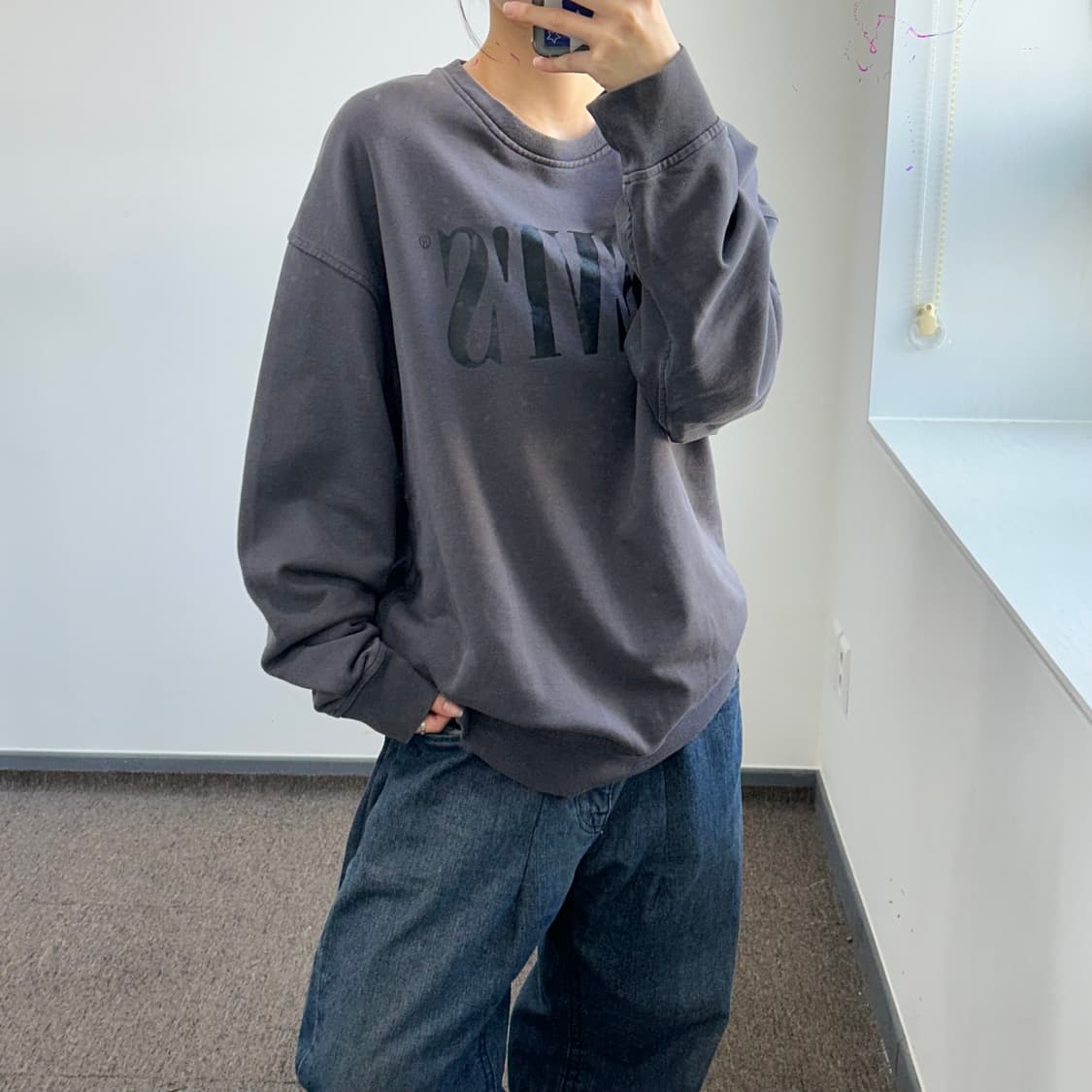 Levis 리바이스 스펠아웃로고 차콜 맨투맨 상품이미지2