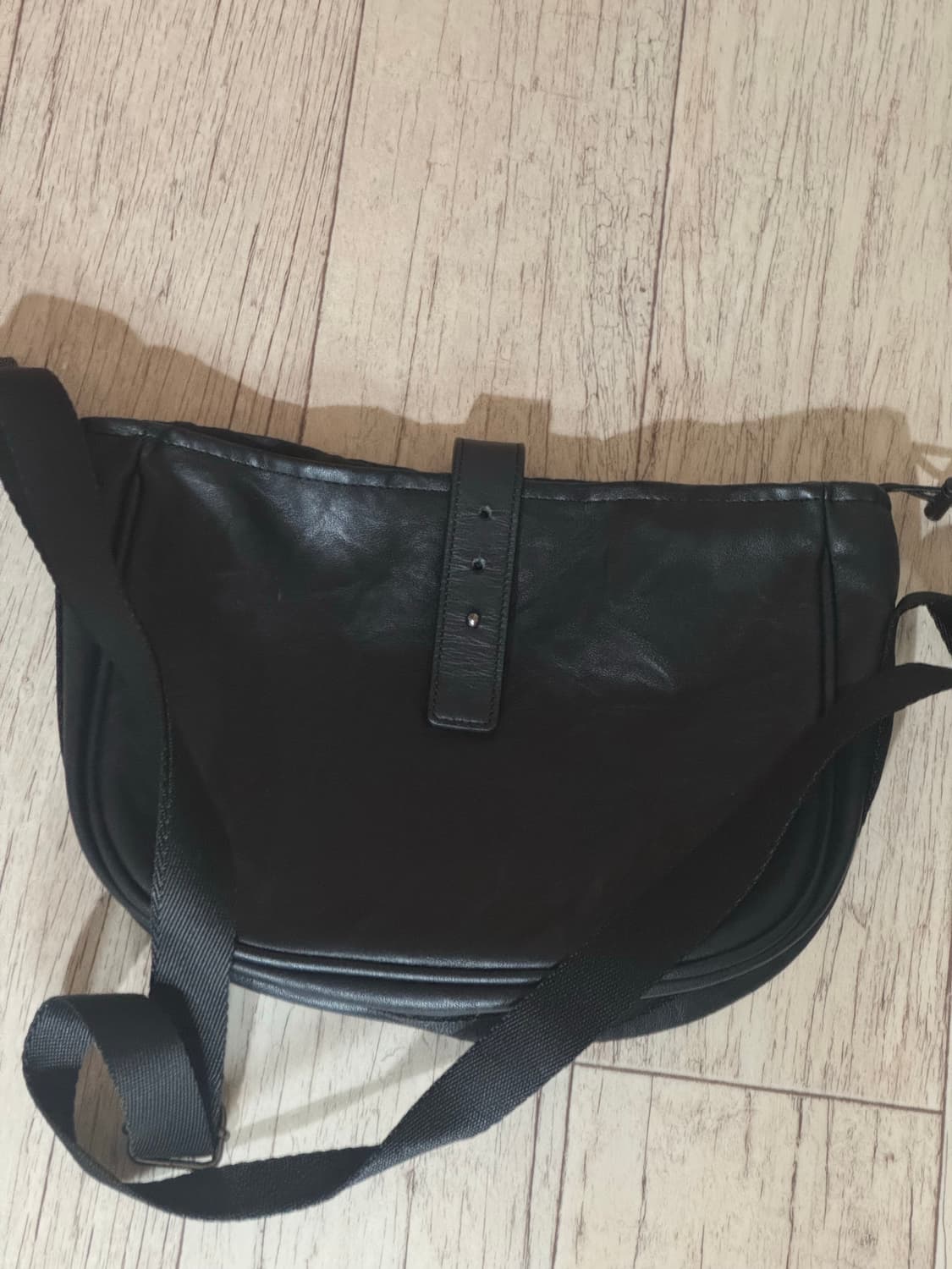 해칭룸 웨이비 레더백 상품이미지1