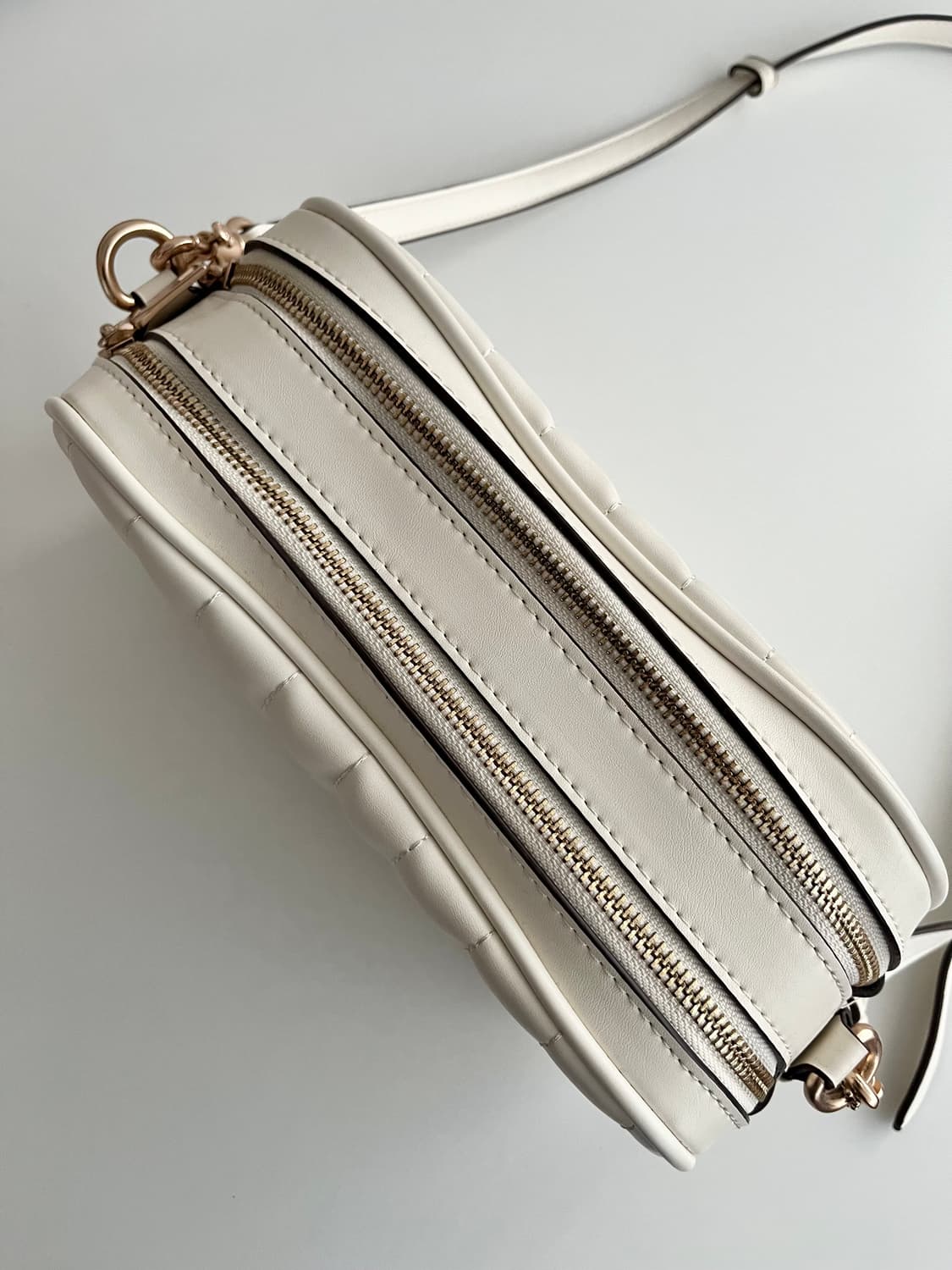 코치 COACH 퀼팅 크로스백 아이보리 상품이미지3