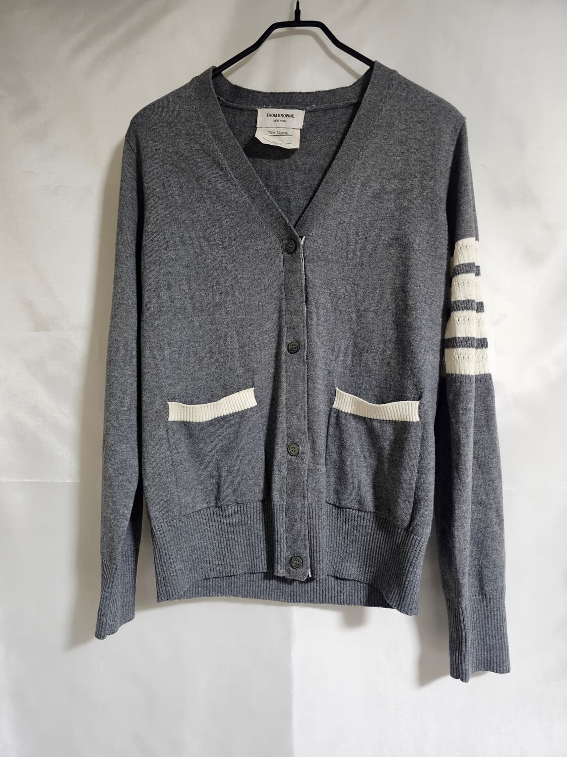 톰브라운 시그니처 아이템인 4바 가디건 상품이미지1