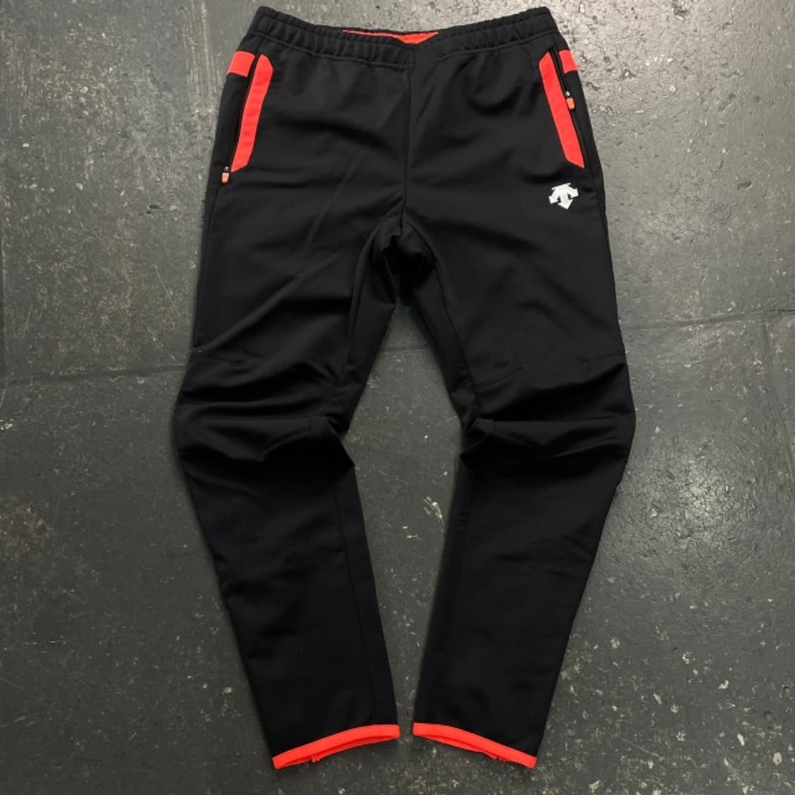 100 데상트 트레이닝 팬츠 상품이미지1