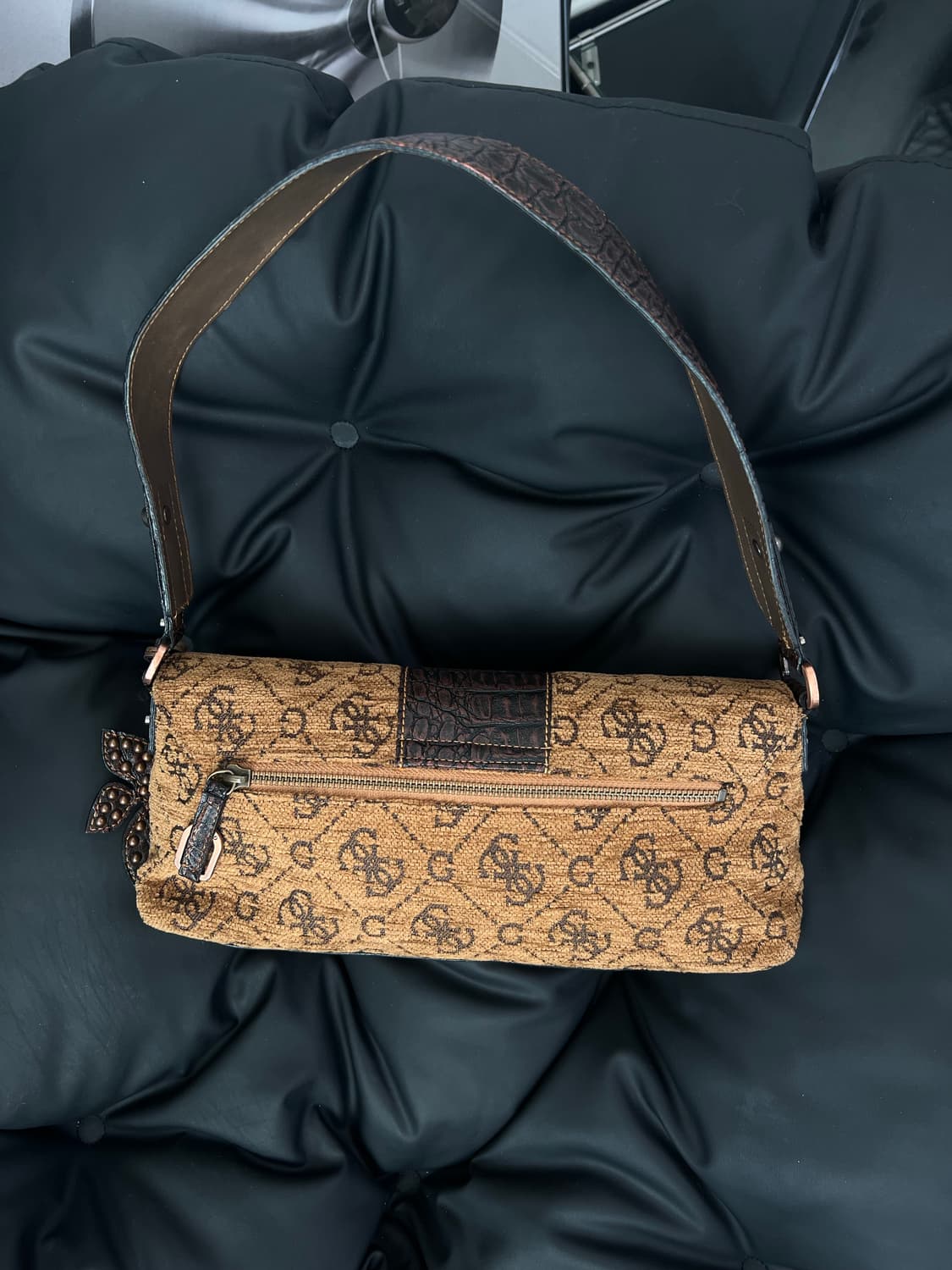 게스 Y2K 바게트백 상품이미지3